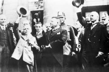 Weimarer Republik: Reichspräsident Friedrich Ebert mit jubelnden Anhängern