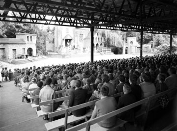 Die "Waldbühne Heessen" in Hamm, Amateurtheater der Westfälischen Freilichtspiele e. V. Aufgeführt 1958: "Sieger ohne Sieg" und "Der gestiefelte Kater".