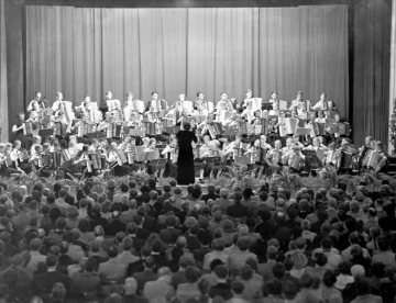 Akkordeon-Orchester mit Dirigentin Frau Blum, Hamm, undatiert.