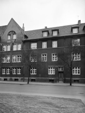 Mehrfamilienwohnhäuser in geschlossener Blockrandbebauung - Hamm, 1964. Standort unbezeichnet.