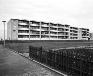 Sozialer Wohnungsbau in Hamm: Viergeschossige Wohnblöcke einer Neubausiedlung in Heessen (Wohnungsgesellschaft Allbau). Standort unbezeichnet, undatiert.