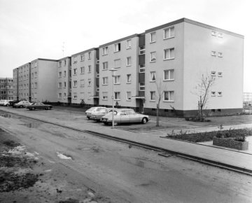 Sozialer Wohnungsbau in Hamm: Viergeschossige Wohnblöcke einer Neubausiedlung in Heessen (Wohnungsgesellschaft Allbau). Standort unbezeichnet, undatiert.