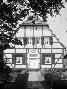 Pfarrhaus der Gemeinde St. Stephanus, Hamm-Heessen, Dorfstraße 21 - erbaut im 18. Jahrhundert, seit 1985 unter Denkmalschutz. Undatiert.