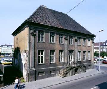 Haus Vorschulze - Hamm, Südstraße 8: Erbaut um 1744, im städtischen Besitz seit 1976, saniert 1980/81. Ansicht der straßenseitigen Front vor Renovierung. Undatiert, um 1980.