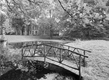 Im Park von Haus Caldenhof an der Ahse bei Hamm-Westtünnen. Undatiert, um 1960?