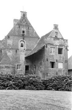 Gebäude auf der Wasserschlossanlage Haus Ermelinghof, Hamm-Bokum-Hövel. Undatiert.