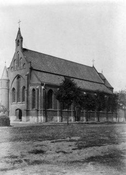Herz-Jesu-Kirche im Hammer Norden - eingeweiht 1891, im Zweiten Weltkrieg zerstört. 1946 wurde der Gottesdienst in einer "Kirchenbaracke" abgehalten, 1947 erfolgte die Errichtung der "2. Kirche", 1967 die Weihe der "3. Kirche". Aufnahme undatiert, um 1900.