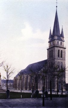 Evangelische Christuskirche im Hammer Westen, fertiggestellt 1903. Links angeschnitten: Partie eines Standbildes. Postkarte, undatiert, um 1910.