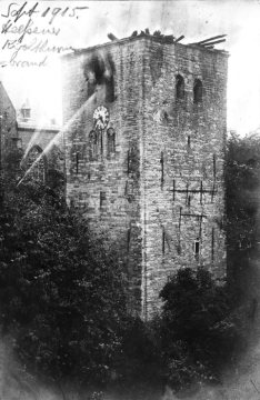 Hamm-Heessen, September 1915: Brand der St. Stephanuskirche mit ihrem romanischen Turm aus dem 11. Jh., Nachfolgebau im Zweiten Weltkrieg zerstört.