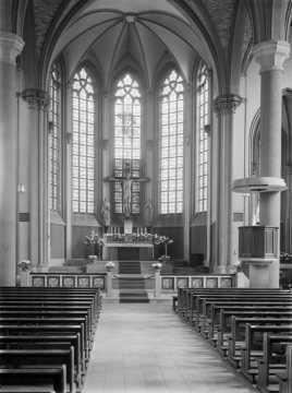 St. Stephanus-Kirche, Hamm-Heessen: Blick Richtung Chor. Aufnahme nach Reparatur der Kriegsschäden. Undatiert. 