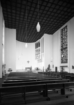 St. Pankratius-Kirche, Hamm-Bockum-Hövel: Kirchenschiff mit Kassettendecke und erhöhtem Altarraum (Umbauten nach Plänen des Architekten Herbert Dunkel). Undatiert, um 1970.