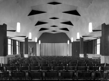 St. Pankratius-Gemeinde, Hamm-Bockum-Hövel: Gemeindesaal (?) mit Bühne. Undatiert, um 1967?