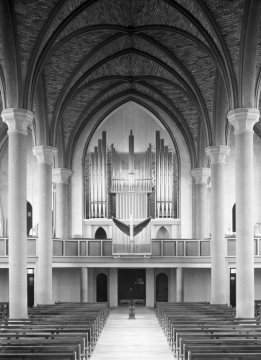St. Stephanus-Kirche, Hamm-Heessen, 1962: Kirchenhalle Richtung Eingangsportal und Orgelempore. Nach Zerstörung im Zweiten Weltkrieg wieder aufgebaut 1947-1949, Architekt: Josef Westermeier.