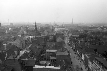 Hamm-Altstadt vor 1944: Martin-Luther-Straße mit Martin-Luther-Kirche (links) und Weststraße - Blick vom Turm der Pauluskirche Richtung westliche Innenstadt. Undatiert.