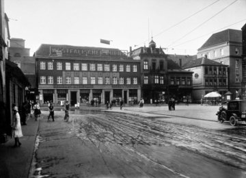 Marktplatz Hamm vor 1944: Verlagshaus " " an der Marktplatz-Nordseite. Links: Polizeiwache, am Bildrand rechts: Adler-Apotheke und Anschnitt des Stadthauses. Undatiert