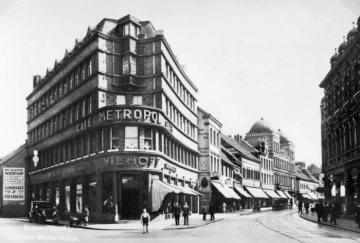 Hamm - Weststraße (rechts) Höhe Westentor, Blick Richtung Marktplatz. Links: Café Metropol und Schuhhaus Viehoff in einem Geschäftshaus des Architekten Max Krusemark, erbaut 1928 [vgl. Bild Nr. 17_135]. Undatiert, um 1930.