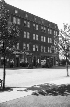 Hamm - Geschäftshaus "Handelshof" und Geschäftslokal der Westfälischen Landeszeitung am Bahnhofsvorplatz (Bahnhof rechts). Undatiert, 1930er Jahre.
