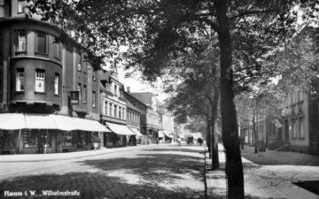 Hamm - Geschäfte in der Wilhelmstraße. Im Eckhaus links: "Müllers Hut-Zentrale". Postkarte, undatiert, um 1920 [?]
