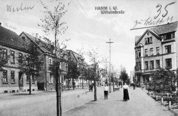 Hamm - Wilhelmstraße mit junger Allee Höhe Haus Nr. 100 (links) und Mündung Ackerstraße. Rechts: junge Grünanlage des Verschönerungsvereins Westenfeldmark, 1909 fertiggestellt [siehe Bild Nr. 17_157 und 17_158]. Postkarte, undatiert, um 1910.