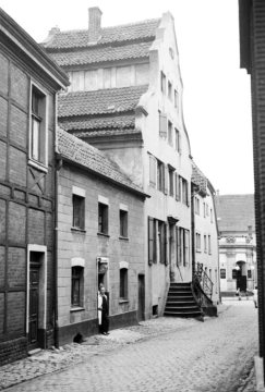 Hamm - Antonistraße mit Stunikenhaus (Haus Nr. 10 mit Freitreppe) und Friseurgeschäft. Undatiert, um 1930 [?]