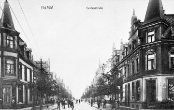 Hamm - Sedanstraße mit junger Allee. Rechts: "Café, Conditorei, Bäckerei Theodor Losecke", Sedanstraße 28. Postkarte, undatiert, um 1915.