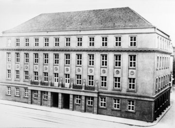 Stadthaus Hamm am Marktplatz/Oststraße, vor 1944 - nach Erweiterung des Ursprungsbaus ab 1927 in Funktion als Rathaus und Stadtverwaltung. 1944 durch Bombeneinschlag schwer beschädigt. Spätere Nutzung als Verwaltungsgebäude ohne Rathausfunktion. Undatiert.