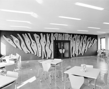 Arbeitsamt Hamm - Kantinenraum mit moderner Wanddekoration. Undatiert.
