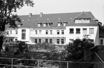 Kinderklinik St. Elisabeth, Hamm: Innenhof des Neubaus von 1961 am Nordenwall. Gründung der Klinik 1926 an der Brüderstraße 44, im Zweiten Weltkrieg zerstört. Undatiert, um 1962 [?]