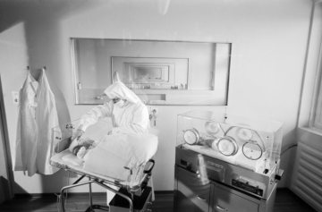 Kinderklinik St. Elisabeth, Hamm: Säuglingsversorgung auf der Frühgeborenenstation - aufgenommen im 1961 eröffneten Neubau am Nordenwall. Undatiert, um 1962 [?]