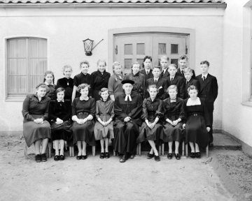 Konfirmation, Hamm, 1950er Jahre: Konfirmanden mit Pastor Richard Fleischer (*1913 +1982) vor der Martin-Luther-Kirche, Braam-Ostwennemar. Undatiert.