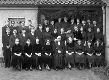 Konfirmation 1957, Hamm: Konfirmanden mit Pastor Richard Fleischer (*1913 +1982) vor der Martin-Luther-Kirche, Braam-Ostwennemar.