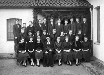 Konfirmation 1959, Hamm: Konfirmanden mit Pastor Richard Fleischer (*1913 +1982) vor der Martin-Luther-Kirche, Braam-Ostwennemar.