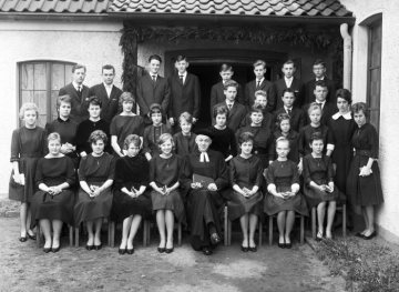 Konfirmation 1962, Hamm: Konfirmanden mit Pastor Richard Fleischer (*1913 +1982) vor der Martin-Luther-Kirche, Braam-Ostwennemar.