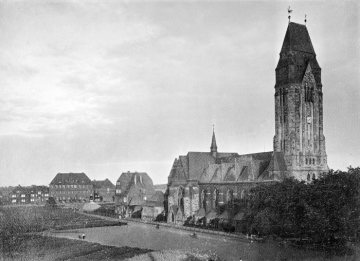 Liebfrauenkirche, Hamm, Werler Straße - zerstört im Zweiten Weltkrieg durch einen britischen Bombenangriff am 7. September 1940. Links: großflächiger Gartenanbau und Gebäude des Lehrerseminars Am Beisenkamp. Undatiert, um 1920.