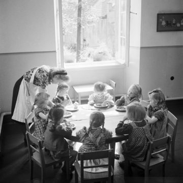 Kinderheim Haus Sythen: Mädchen bei der Mittagsmahlzeit