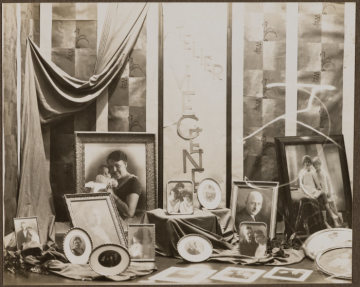 Werbung für Porträtfotografien im Schaufenster des Fotoateliers Josef Viegener an der Oststraße 47 in Hamm. Undatiert, 1920er Jahre.