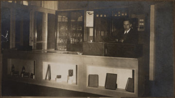 Josef Viegener im Verkaufsraum seines Fotofachgeschäftes an der Ostraße 47 in Hamm - eröffnet 1925, verlagert 1930 zur Oststraße 36. Undatiert, 1920er Jahre.