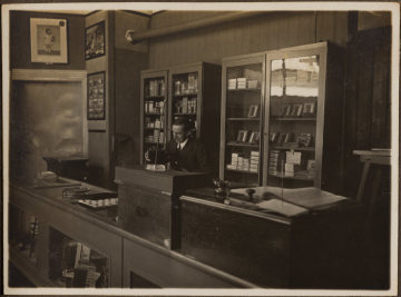 Josef Viegener im Verkaufsraum seines Fotofachgeschäftes in Hamm - eröffnet 1925 an der Oststraße 47, verlagert 1930 zur Oststraße 36. Standort der Aufnahme nicht bezeichnet, undatiert.
