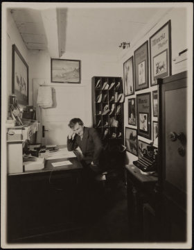Angestellter im Büro des Fotoateliers Josef Viegener, Hamm - eröffnet 1925 an der Oststraße 47, verlagert 1930 zur Oststraße 36. Standort der Aufnahme nicht bezeichnet, undatiert.