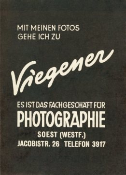 Werbeprospekt des Fotoateliers Josef Viegener in Soest, Jacobistraße 26 - ursprünglich betrieben von Viegeners früh verstorbenen Zwillingsschwester Maria (1899-1942), in den 1950er Jahren übernommen als Filiale seines Fotogeschäftes in Hamm. Um 1953.