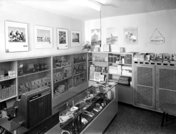 Verkaufsraum im Fotoatelier Josef Viegener, Soest, Jacobistraße 26 - ursprünglich betrieben von Viegeners früh verstorbenen Zwillingsschwester Maria (1899-1942), in den 1950er Jahren übernommen als Filiale seines Fotogeschäftes in Hamm. Um 1953.