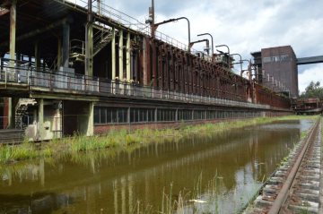 Kokerei Hansa, Industriedenkmal in Dortmund-Huckarde - Blick auf die Koksofenbatterien, im Vordergrund das Druckmaschinengleis, heute ein Biotop; im Hintergrund ein Kokskohlenturm.