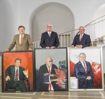Die ehemaligen Landesdirektoren Dr. Manfred Scholle (1991-1998), Wolfgang Schäfer (1998-2006), Dr. Wolfgang Kirsch (2006-2014) (v.l.n.r.), die ihre Porträts in Öl präsentieren.