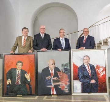 Der 2015 amtierende Landesdirektor Löb mit den ehemaligen Landesdirektoren Dr. Manfred Scholle (1991-1998), Wolfgang Schäfer (1998-2006), Dr. Wolfgang Kirsch (2006-2014) (v.l.n.r.), die ihre Porträts in Öl präsentieren.