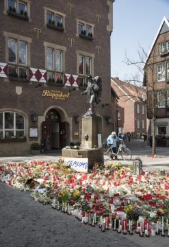 Trauerbekundungen am Kiepenkerl-Denkmal in Münster nach einem Attentat am 7. April 2018: Ein 48-jähriger deutscher Amokfahrer tötete vier Menschen auf der Außenterrasse des Gasthauses "Großer Kiepenkerl" und anschließend sich selbst, 20 Menschen wurden zum Teil schwer verletzt.