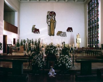 Aufbahrung von Joseph Kiwitt, 1960-1987 Pfarrer in Hamm-Wiescherhöfen, in der St. Bonifiatius-Kirche, Hamm. Undatiert.