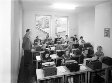 Schreibmaschinenkurs auf ADLER-Schreibmaschinen in den Räumen des Deutschen Stenographen-Vereins an der Bahnhofstraße 31/33 in Hamm, 1954.