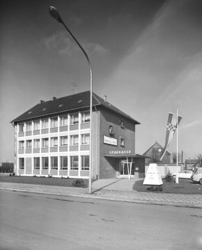Sparkasse Hamm, Filiale Lange Straße 174 (?) mit Jubiläumsbanner "125 Jahre Sparkasse in Hamm 1840-1965".