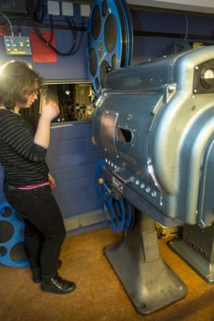 "Offkino" im Filmhaus Bielefeld: Filmvorführerin Katharina Ellerbrock bei der Vorführung eines 35 mm-Films an einem Projektor Modell Bauer B5A aus den 1950er Jahren. Februar 2015.
