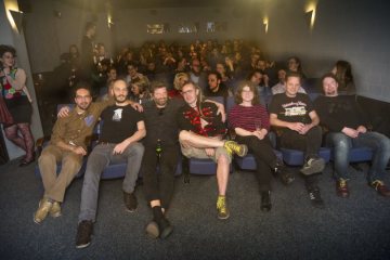 Aufführung des Filmklassikers "Rocky Horror Picture Show" im "Offkino" des "Filmhaus Bielefeld", Mai 2015. Vorn: Das Kino-Team aus Filmkunstspezialisten, Filmvorführern und Kinoenthusiasten.